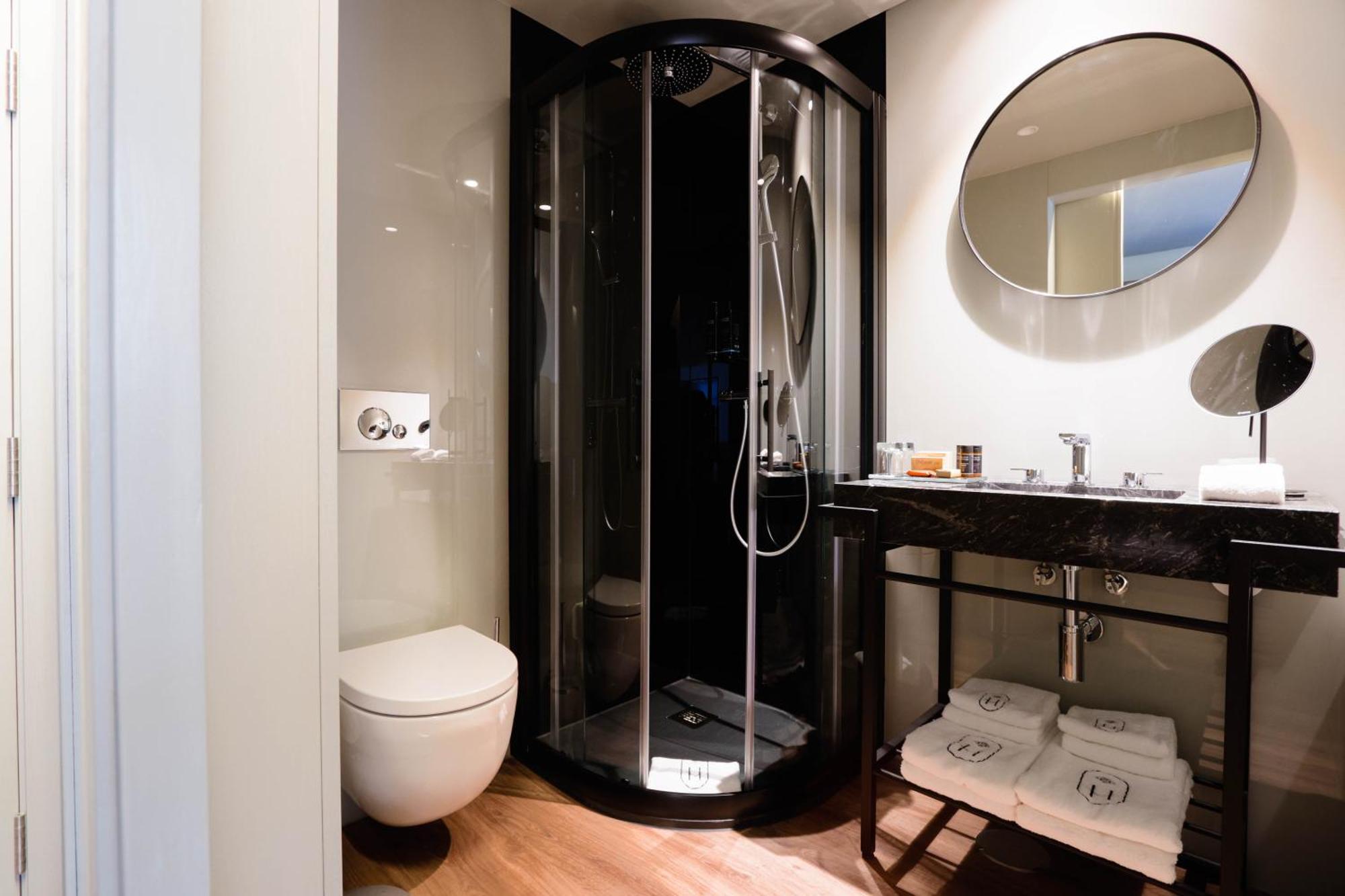 Hotel Timbre Virtudes Porto Exterior foto A shower cubicle